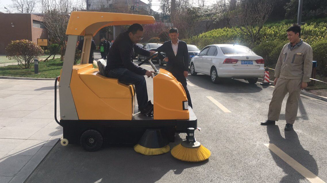 電動(dòng)掃地車 電動(dòng)掃地車