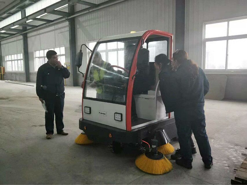 電動(dòng)洗地機(jī)